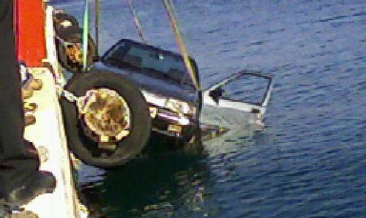 Zaboravio povući ručnu pa mu auto završio u moru