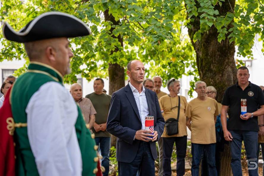 FOTO Petry se pojavio nakon skandala i ostavke u HDZ-u: Bio na misi, držao i ruku na srcu