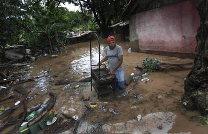 U Srednjoj Americi snažne kiše odnijele 84 života, traže 9 ljudi
