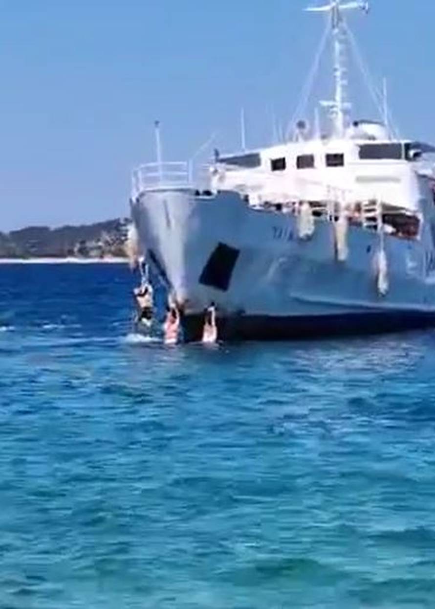 Nevjerojatna snimka opasne i lude zabave na Prviću: 'Sjedim i čudim se gluposti ovih turista'