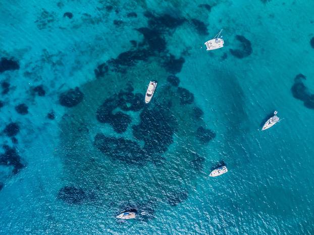 Pogled iz zraka na drevnu potopljenu cestu kod Korčule, po njoj su ljudi hodali prije 7.000 godina