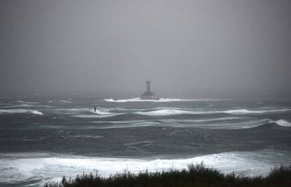 Surferi nestali u moru u Istri: Valovi visoki do sedam metara