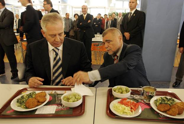 Zagreb: Stipe Mesić i Ivo Sanader u studentskoj menzi na otvorenju Kampusa 