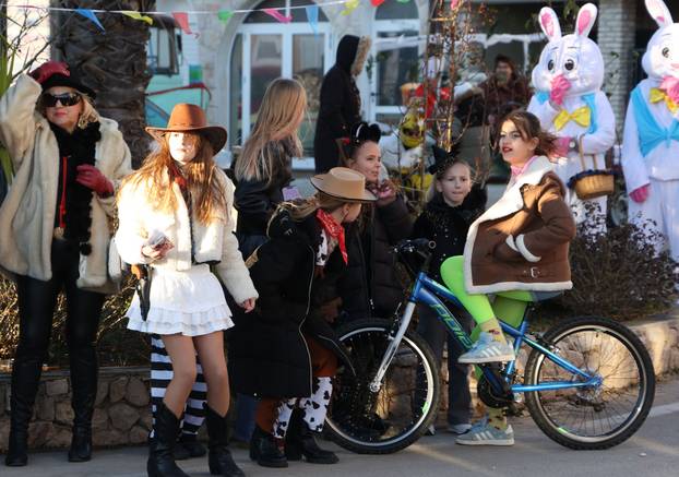 Jezera: Maškarana povorka prodefilirala je Jezerima