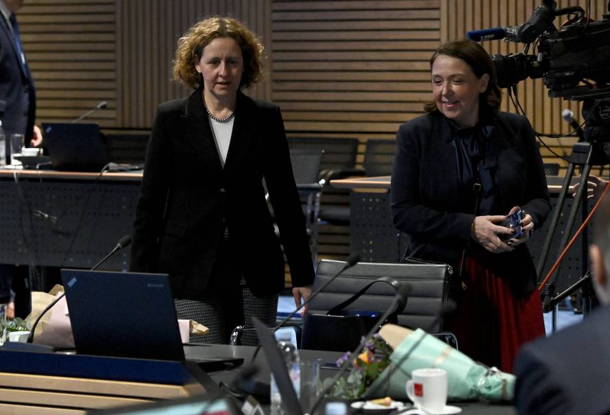 Zagreb: Žene u Vladi dočeko buket cvijeća 