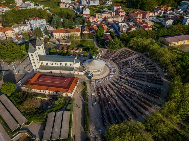 Međugorje: Poslijepodnevna misa ispred crkve sv. Jakova na Uskrs