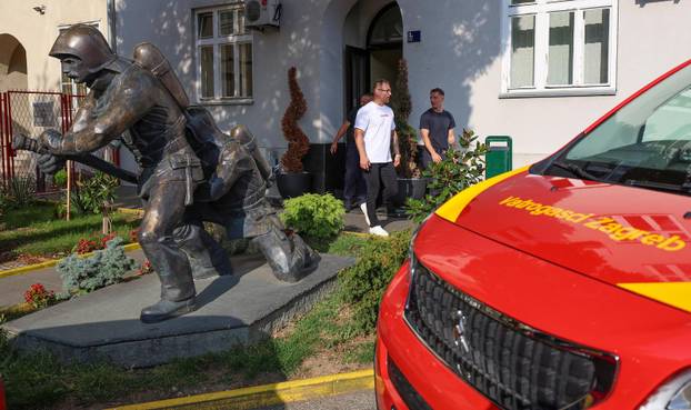 Stipe Miočić prvi se put u životu spustio niz šipku u vatrogasnoj postrojbi Zagreb