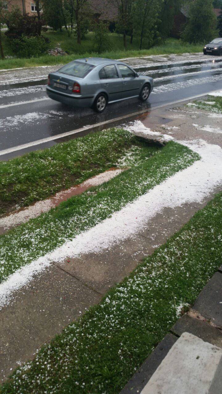 Padala tuča veličine lješnjaka, vozači zaustavljali svoja vozila