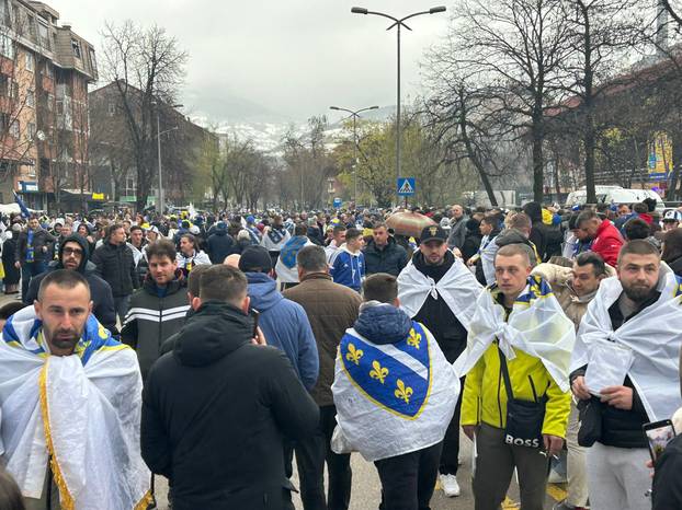 VIDEO 24SATA U ZENICI Dresove, zastave nude ispod cijene, stigla i Dubioza: 'Take me to America'