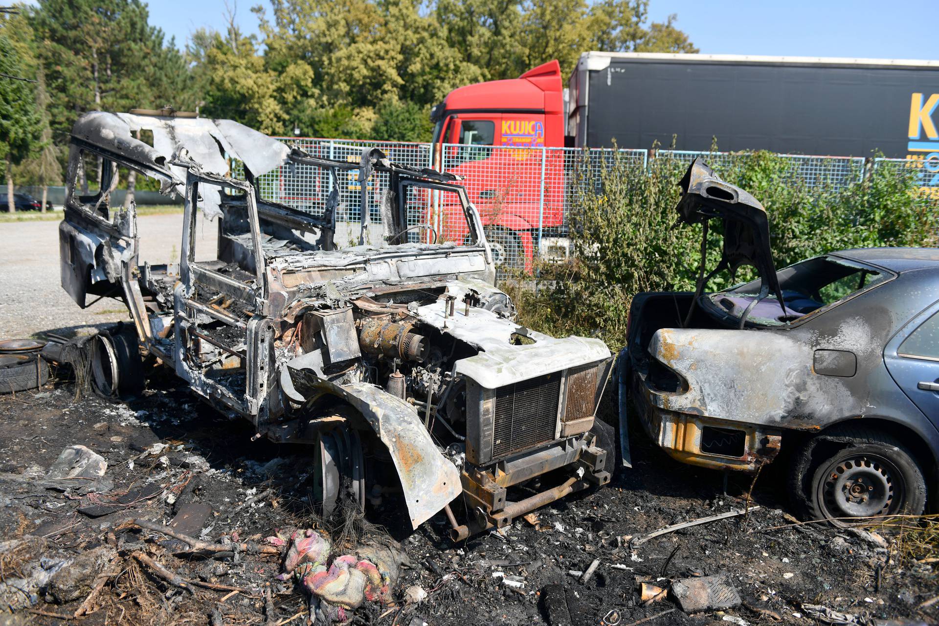 Zagreb: Zapaljena tri vozila u Sesvetama