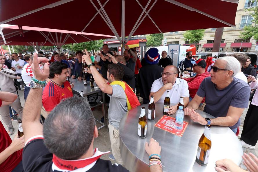 Berlin: Pored Fan zone blizu Brandenburških vrata počeli su se okupljati hrvatski navijači