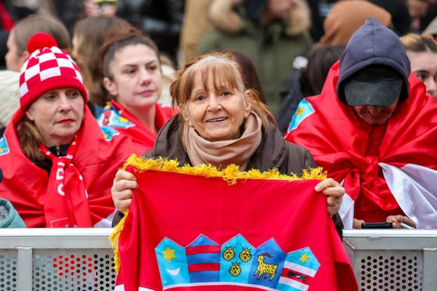 Zagreb: Počelo okupljanje građana za svečani doček rukometnih reprezentativaca nakon osvojene bronce na Europskom prvenstvu