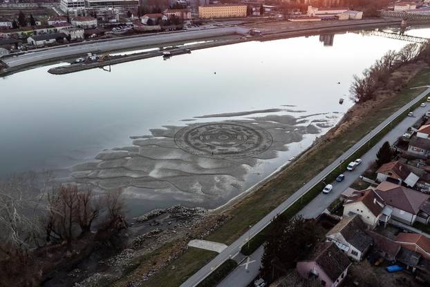 Osijek: Nikola Faller iskoristio nizak vodostaj Drave da u pijesku izrađuje razne oblike