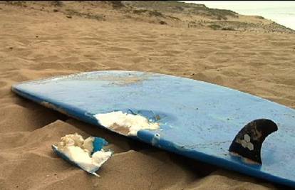 SAD: Morski pas dug tri metra prepolovio surfera