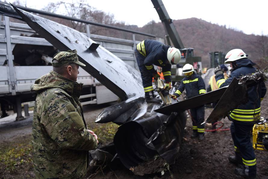 Dijelovi srušenog aviona MiG-21 pronađeni i prevoze se u Zagreb
