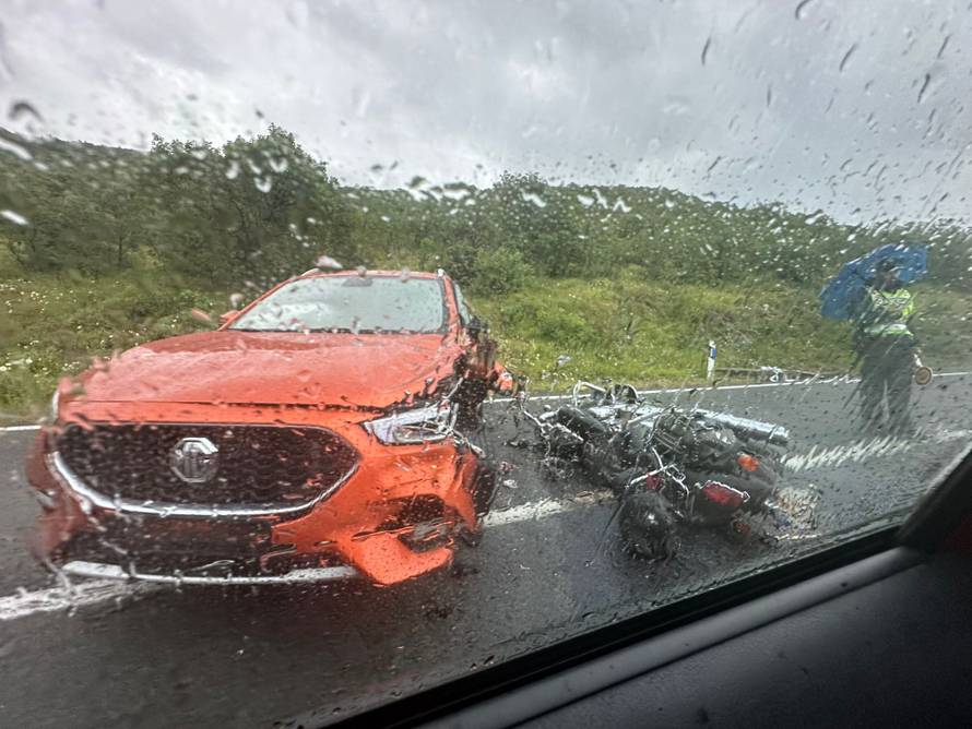 Teška prometna nesreća blizu Senja: Sudarili se auto i motor, jedan čovjek je smrtno stradao