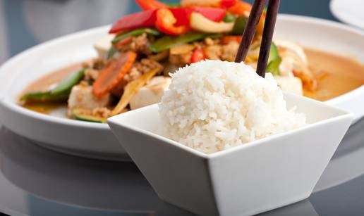 Azija u tanjuru: Ukusna pr&zcaron;ena ri&zcaron;a s ora&scaron;astim plodovima