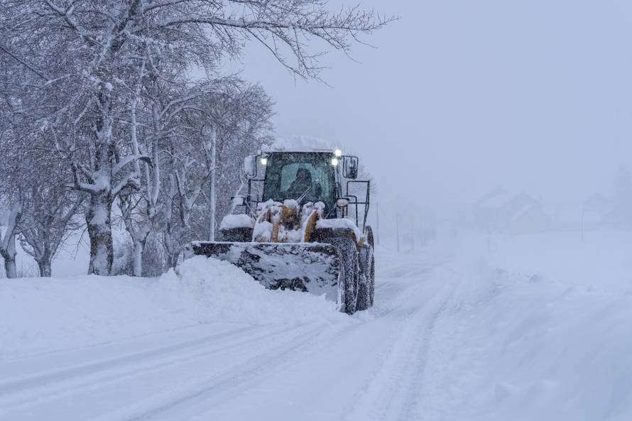 U Vrhovinama i Babinom Potoku palo je oko 50 do 80 cm snijega 