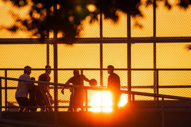 Zalazak sunca iznad igrališta na Žnjanskom platou