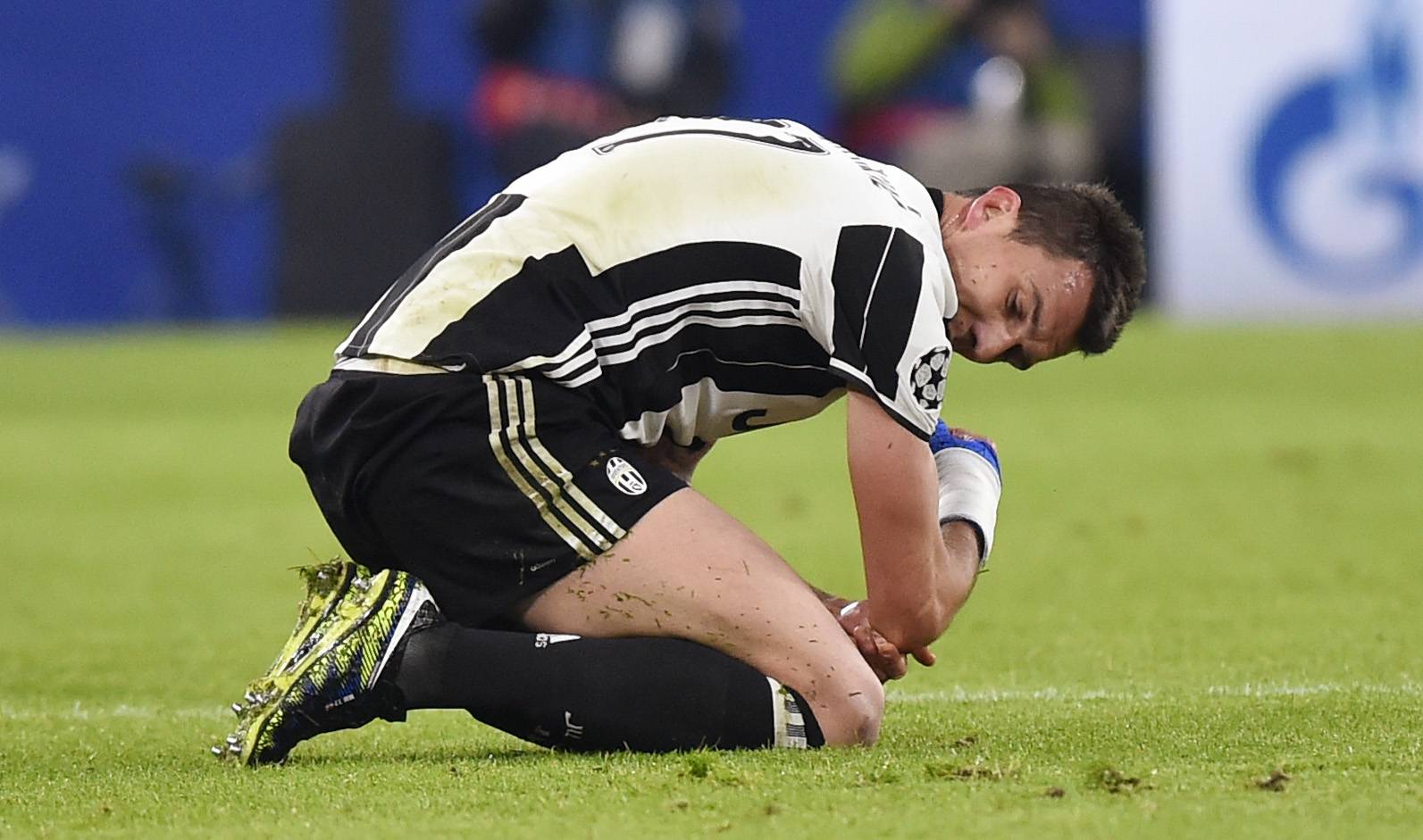 Juventus' Mario Mandzukic lies injured