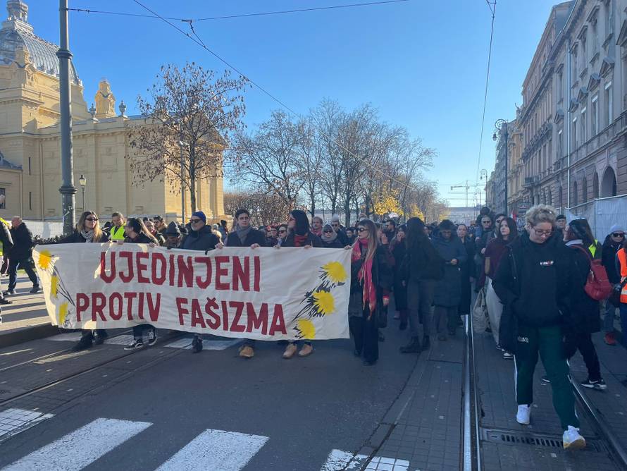 FOTO Marš protiv fašizma: U Rijeci policija spriječila sukob, u Zadru povorku napali bojom