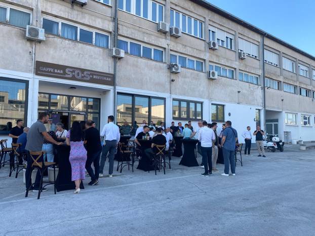 200 fotografija s izbora: Delirij u Splitu i Vukovaru,  velika fešta Rinčić i puse za Selak Raspudić