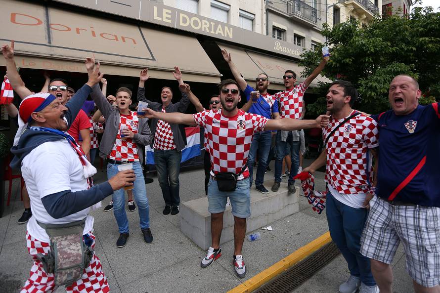 Galerija navijača u Francuskoj: Kockice okupirale St. Etienne