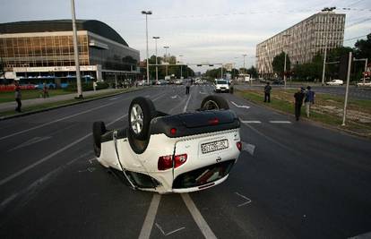 Zagreb: Nissan na krovu, suputnica teže ozlijeđena