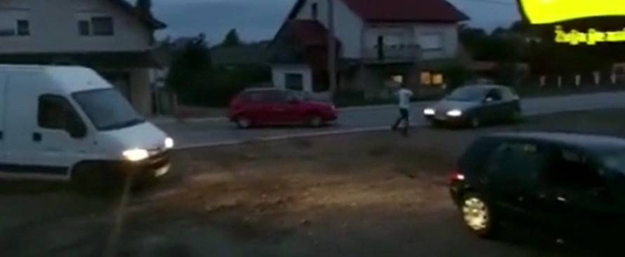 Snimka kaosa kod Požege: Prvo su se mlatili u kafiću pa su izašli van i sudarali se automobilima!