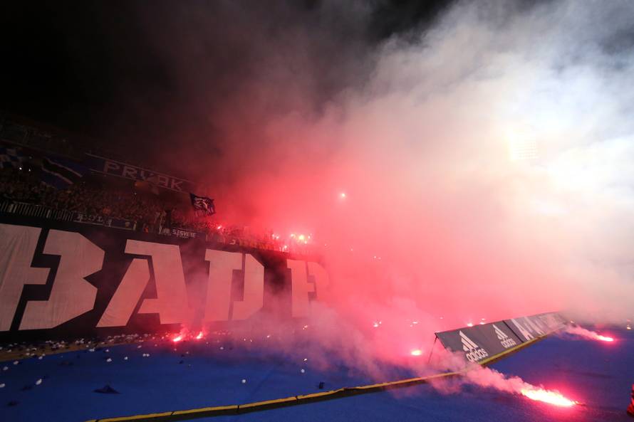 Bakljada  Bad Blue Boysa nakon gola Dinama zapalila dio tribine 