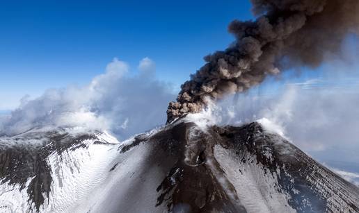 FOTO Eruptirala je Etna, gusti crni dim prekrio je Siciliju