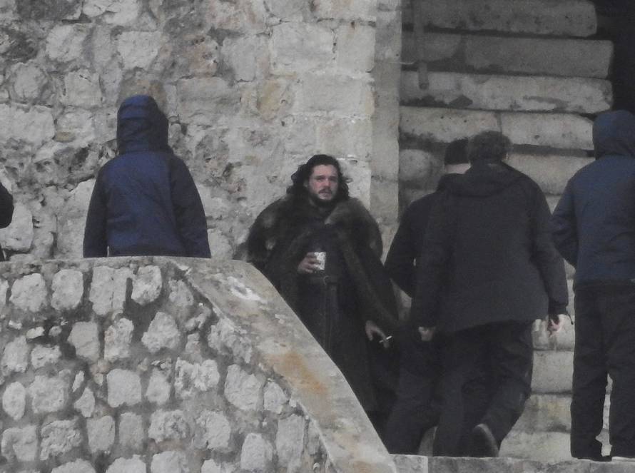 Izbacili ga iz lokala: Pijani Kit tetura po baru i želi igrati biljar