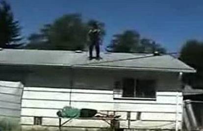 SAD: Skočio s krova kuće i slomio nogu na travnjaku