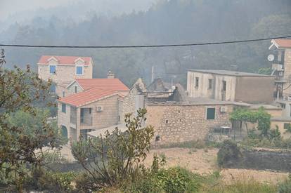 FOTO Teška noć u Tučepima: Umorni vatrogasci leže na cesti, vatra zahvatila kuće, ranč...