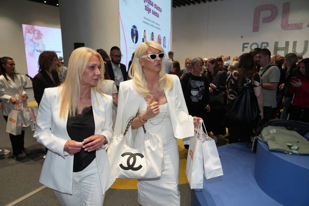 Beograd: Jelena Karleuša na  konferenciji "Nijedna majka nije sama"