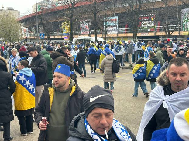 VIDEO 24SATA U ZENICI Dresove, zastave nude ispod cijene, stigla i Dubioza: 'Take me to America'