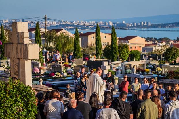 Kaštel Stari: Groblje Sv. Nikole i misa povodom blagdana Svih svetih