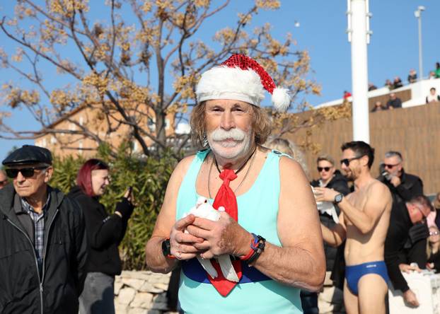 Šibenik: Tradicionalno novogodišnje kupanje na gradskoj plaži Banj