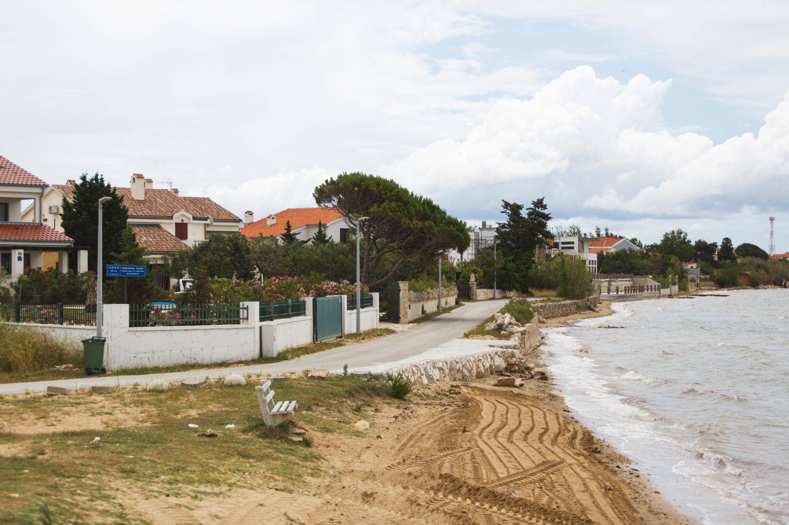 Skoblar odjurio u autu kad su ga pitali zašto je napao tri žene