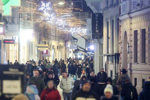 Veliki broj turista u centru Sarajeva