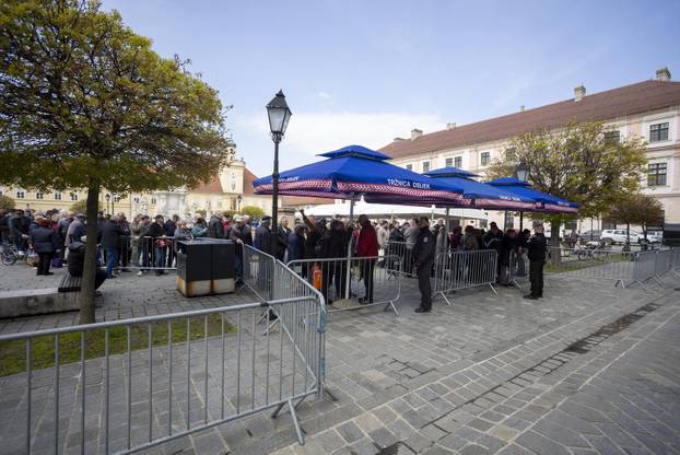 Osijek: Tradicionalna podjela blagdanskog fiš paprikaša na Trgu Svetog Trojstva