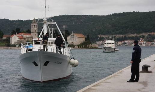 Kod Palagruže su presreli  dvije talijanske koćarice