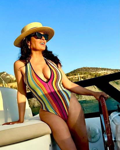 FOTO Salma Hayek slavi 58. rođendan: Fanove je počastila s 18 novih fotografija u bikiniju!