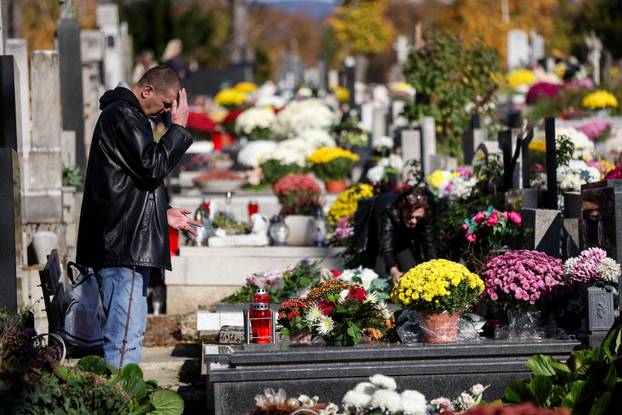 Zagreb: Svi sveti groblja poznatih osoba