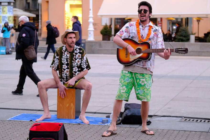 Grije ih glazba: Svirali u japankama na Trgu bana Jelačića i razveselili prolaznike