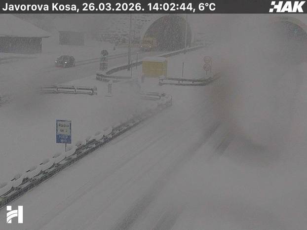 FOTO Dramatično stanje na autocestama, gusti snijeg i dalje pada. Evo koliko ga ima dosad
