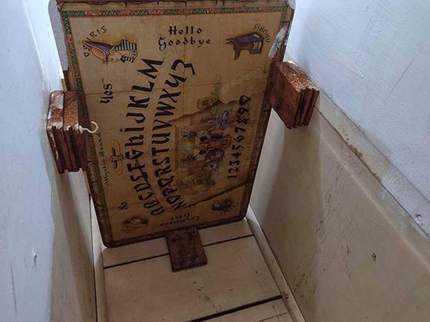 FOTO Jezivo! 16 ljudi preselilo u nove domove, dočekalo ih ovo: Oltari za magiju, lutke, zubi...