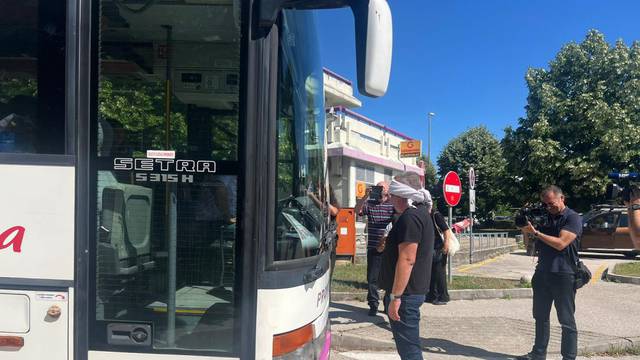 VIDEO Bulj zavezanih očiju zaustavio autobus Prometa Makarska: 'Ugrožavaju djecu...'