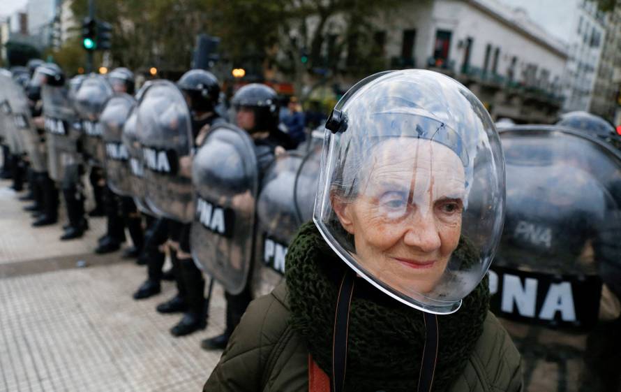Protests erupt in Argentina as congress fails to meet quorum for pension hike