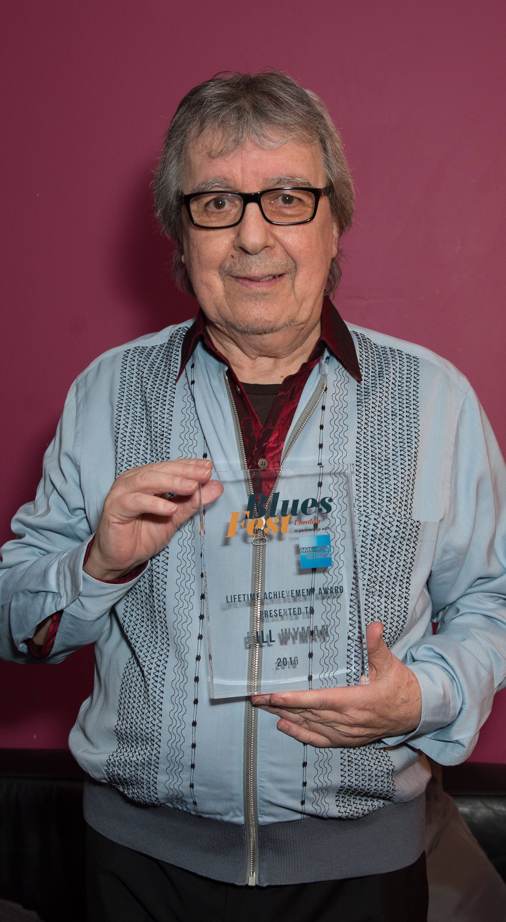 London: Bill Wyman pozirao s nagradom BluesFest Lifetime Achievement 